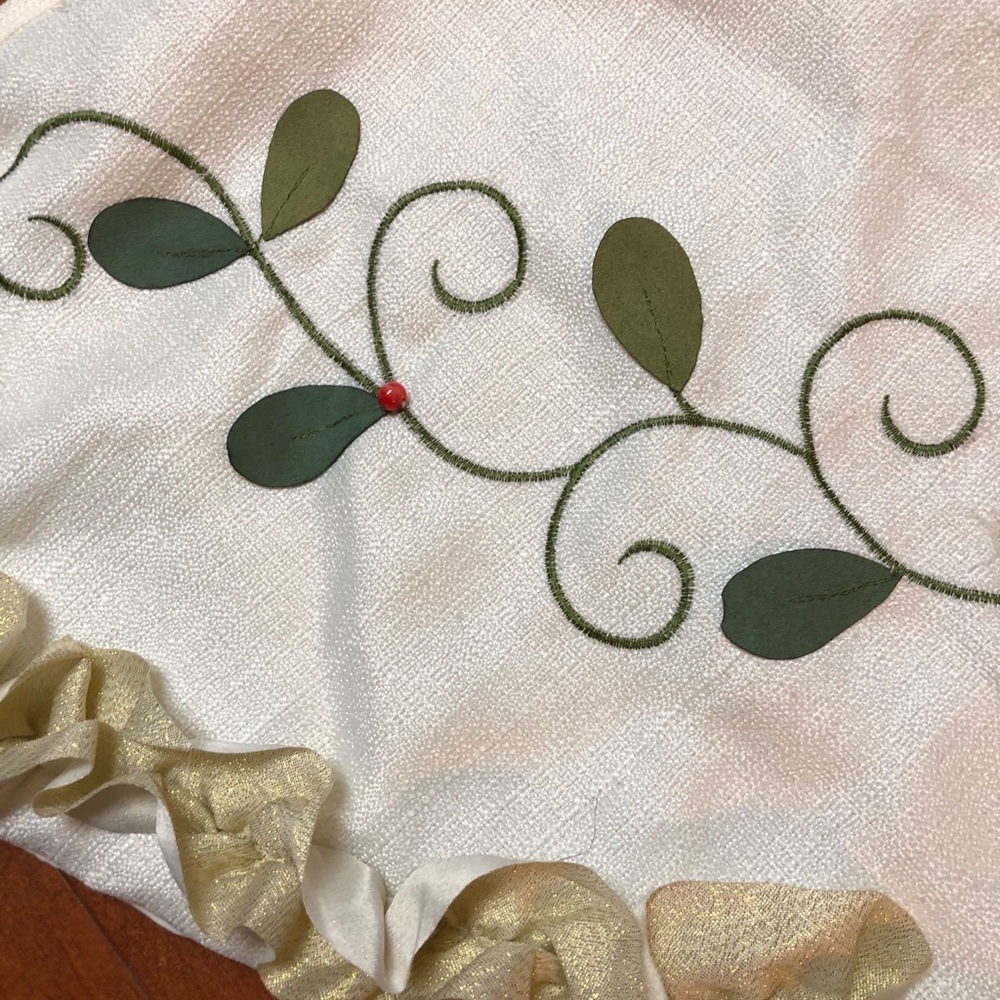 Cream/gold 55” tree skirt - Picture 3 of 6